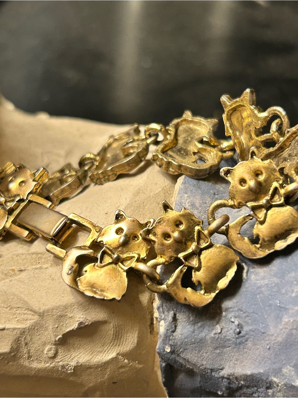 Vintage Gold-tone Cat Link Bracelet fold over clasp kitty bow ties